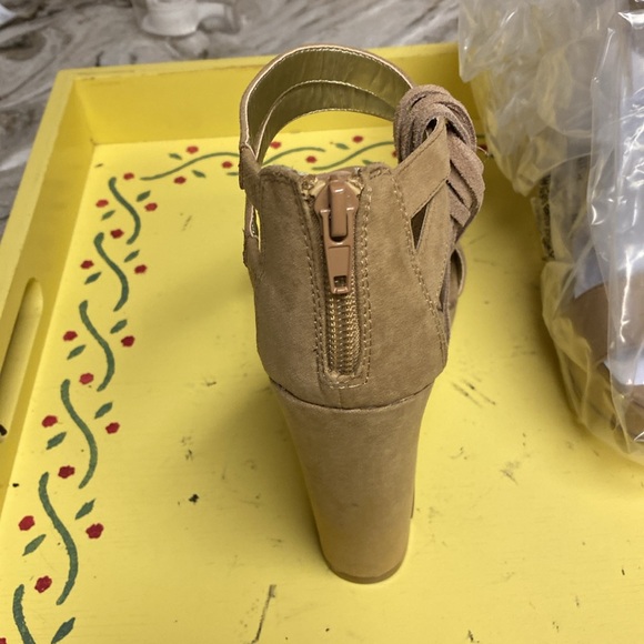 Ladies tan high heel suede shoes - Picture 4 of 6